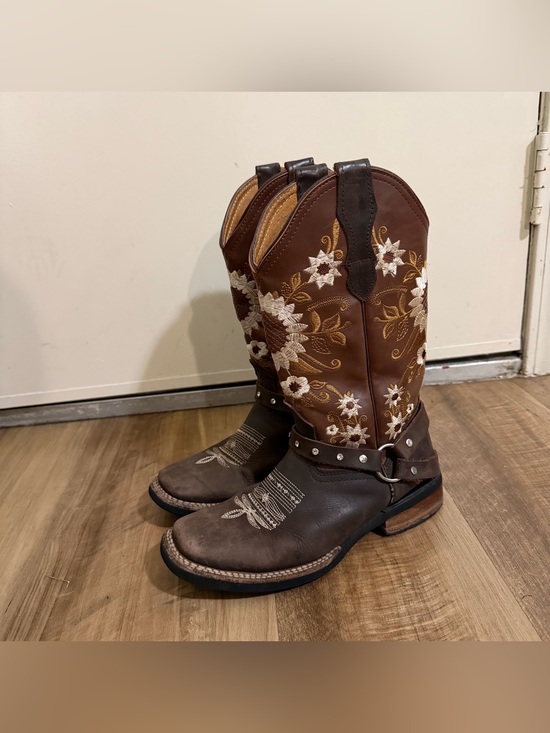 Shoes - Macanta Rodeo embroidered western cowgirl boots in a brown leather size 6.5 US